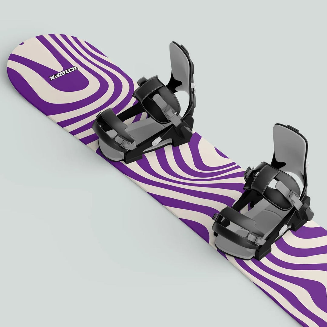 Snowboard Wrap WAVY WHITE PURPLE features a white snowboard deck with purple wave-like stripes, equipped with black bindings, enhancing style and protection.